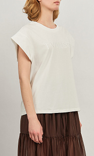 Футболка с вышитым логотипом